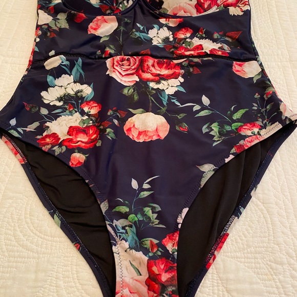 Cupshe 1-piece e size XL - Picture 2 of 6
